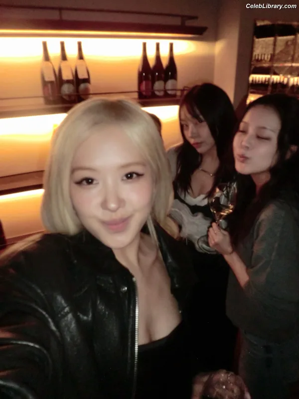 Rosé (BLACKPINK) photo 7 of 4338