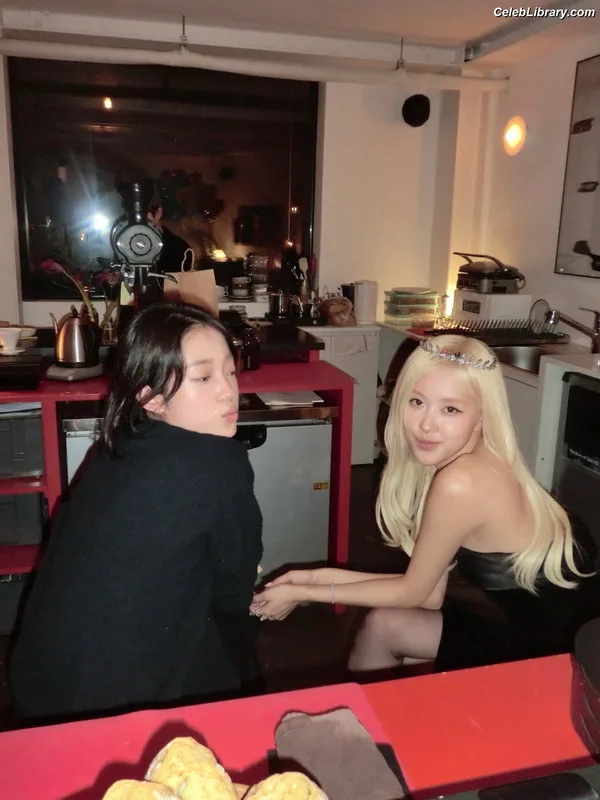 Rosé (BLACKPINK) photo 5 of 4338