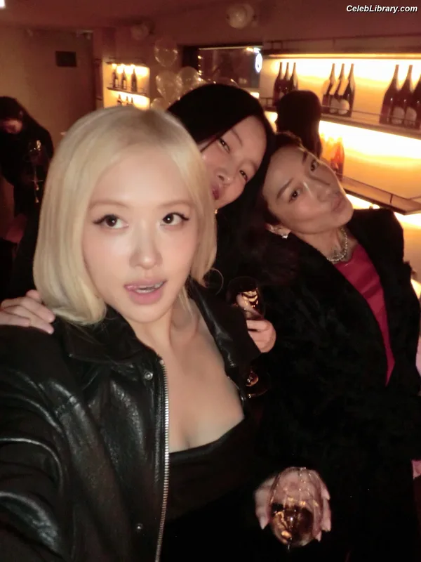 Rosé (BLACKPINK) photo 10 of 4338