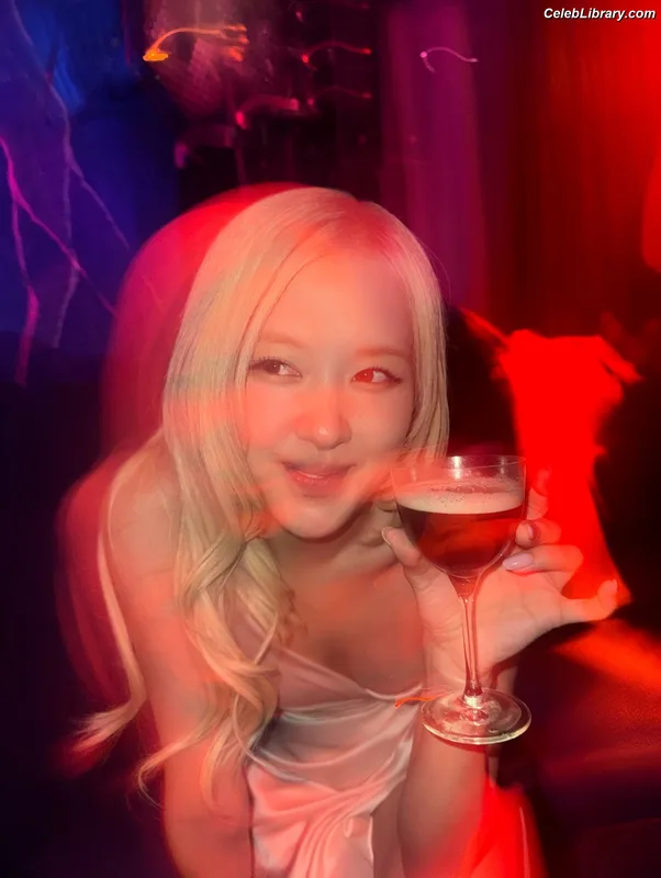 Rosé (BLACKPINK) photo 7 of 4338