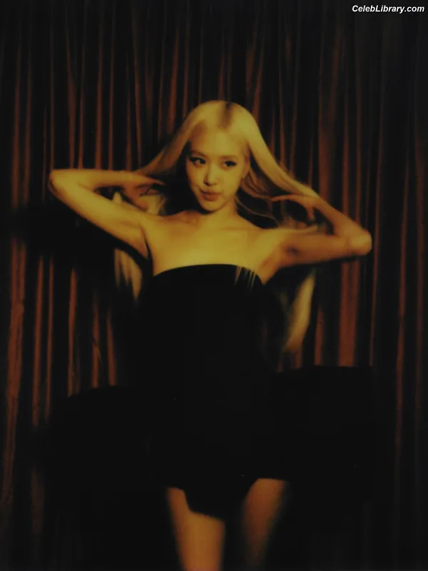 Rosé (BLACKPINK) photo 2 of 4338