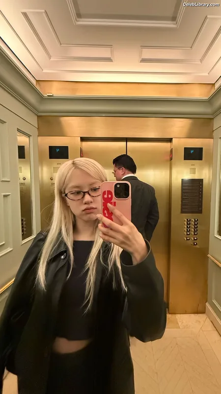 Rosé (BLACKPINK) photo 20 of 4338