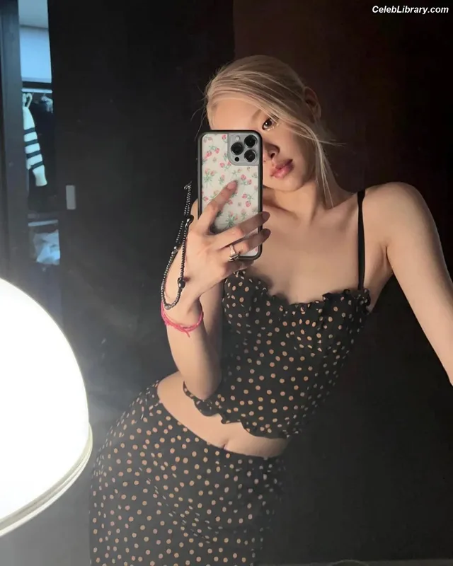 Rosé (BLACKPINK) photo 7 of 4338
