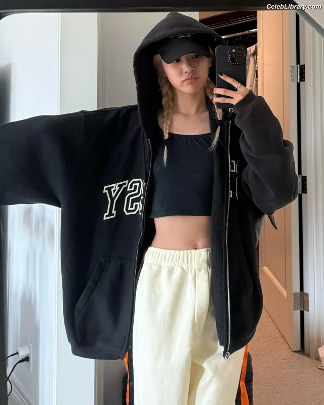 Rosé (BLACKPINK) photo 8 of 4338