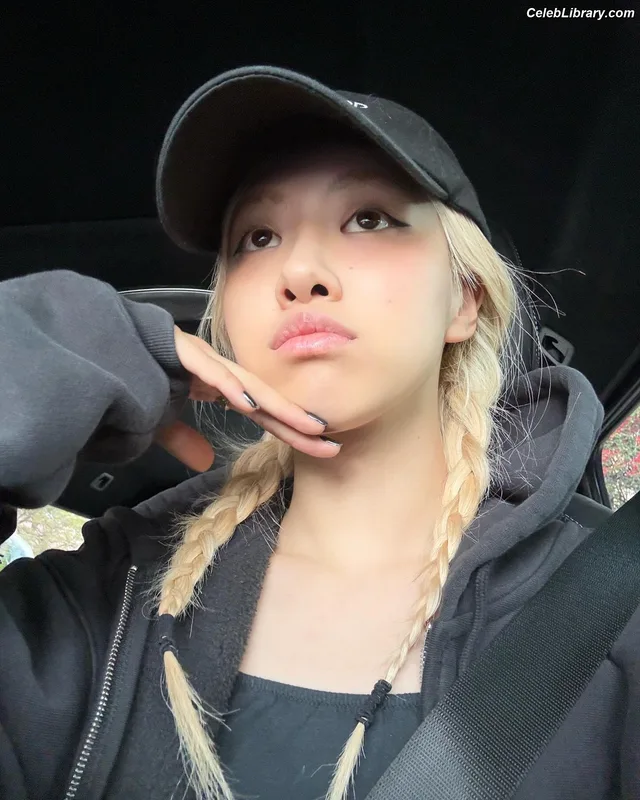 Rosé (BLACKPINK) photo 12 of 4338