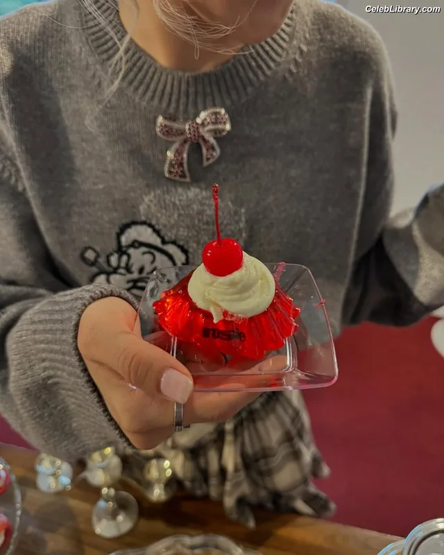 Rosé (BLACKPINK) photo 3 of 4338
