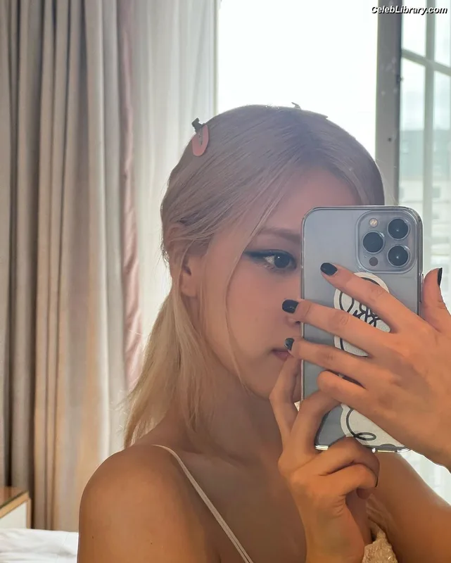 Rosé (BLACKPINK) photo 20 of 4338