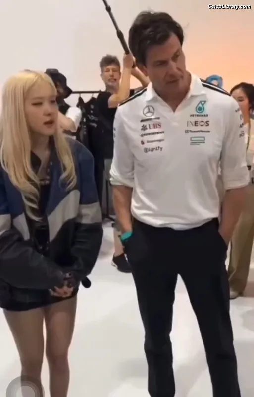 Rosé (BLACKPINK) photo 3 of 4338