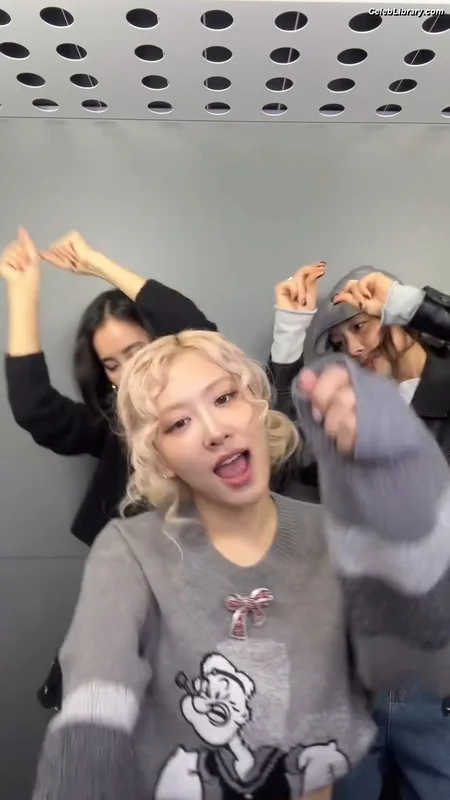 Rosé (BLACKPINK) photo 12 of 4338