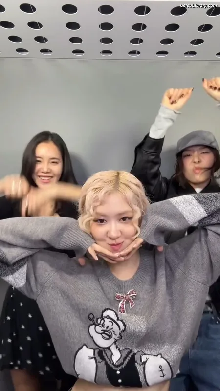 Rosé (BLACKPINK) photo 2 of 4338