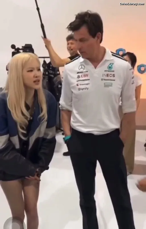 Rosé (BLACKPINK) photo 16 of 4338