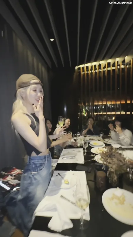 Rosé (BLACKPINK) photo 16 of 4338