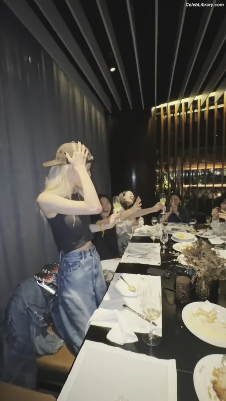 Rosé (BLACKPINK) photo 15 of 4338