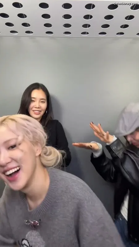 Rosé (BLACKPINK) photo 7 of 4338