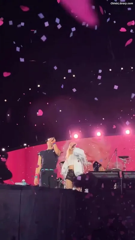 Rosé (BLACKPINK) photo 8 of 4338