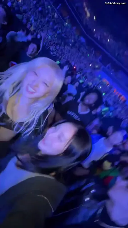 Rosé (BLACKPINK) photo 3 of 4338