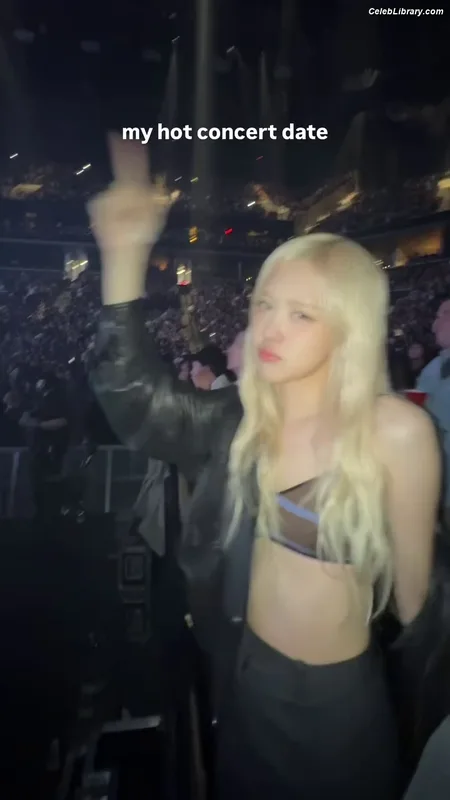 Rosé (BLACKPINK) photo 18 of 4338