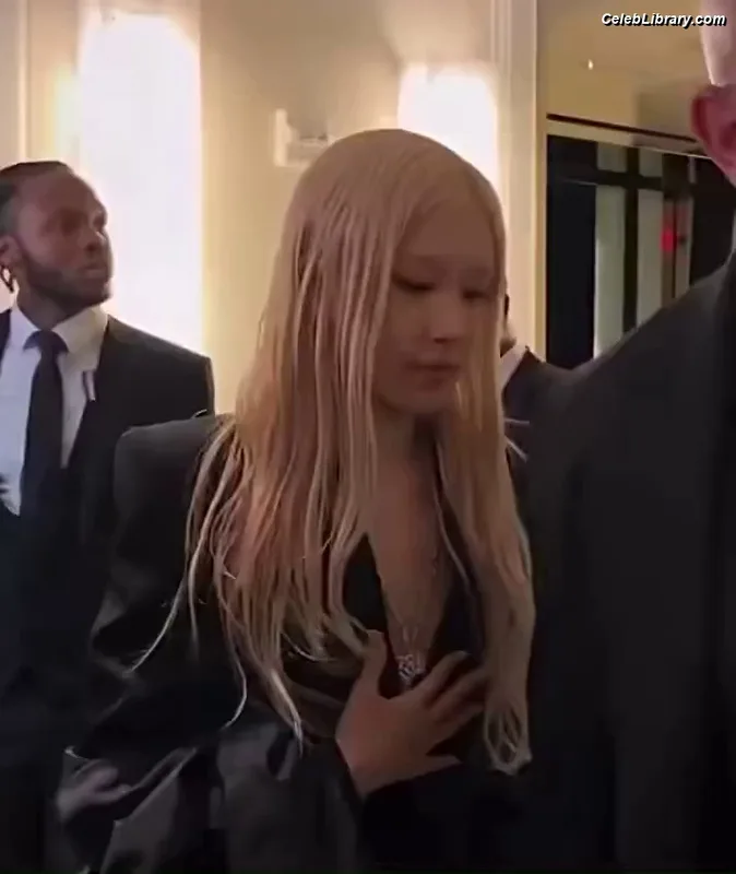 Rosé (BLACKPINK) photo 23 of 4338