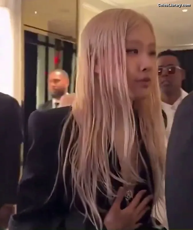 Rosé (BLACKPINK) photo 1 of 4338