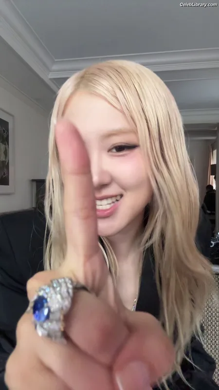 Rosé (BLACKPINK) photo 12 of 4338