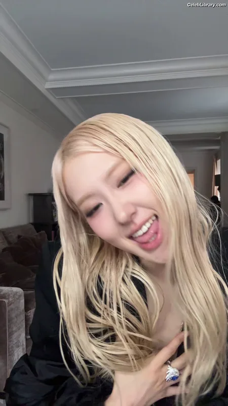 Rosé (BLACKPINK) photo 18 of 4338