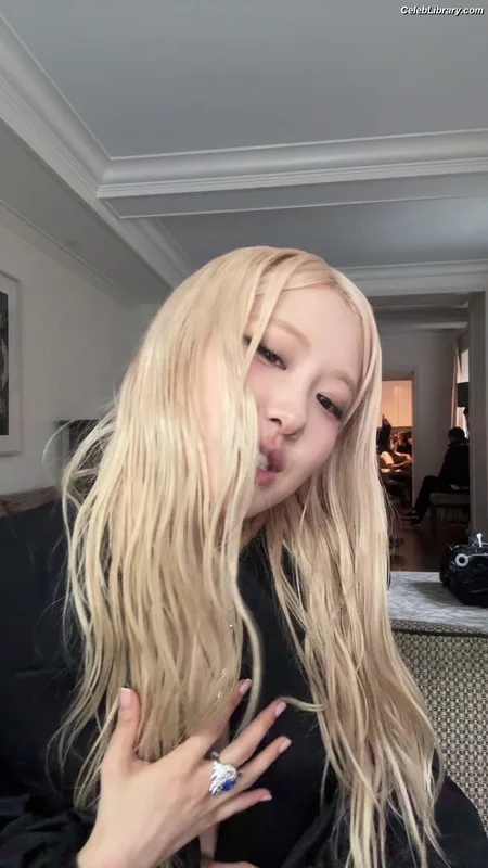 Rosé (BLACKPINK) photo 19 of 4338