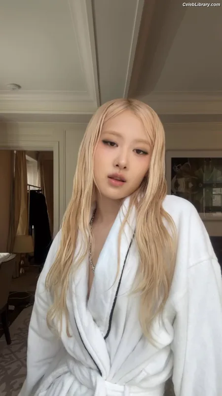 Rosé (BLACKPINK) photo 5 of 4338