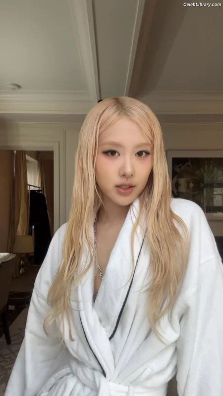 Rosé (BLACKPINK) photo 8 of 4338