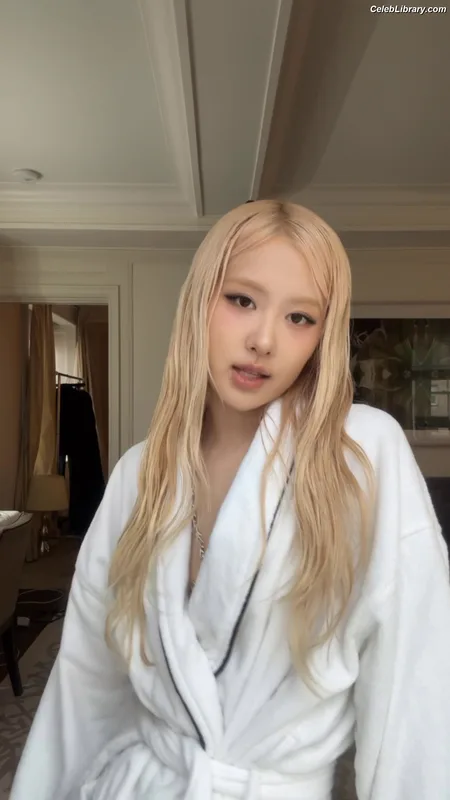 Rosé (BLACKPINK) photo 9 of 4338
