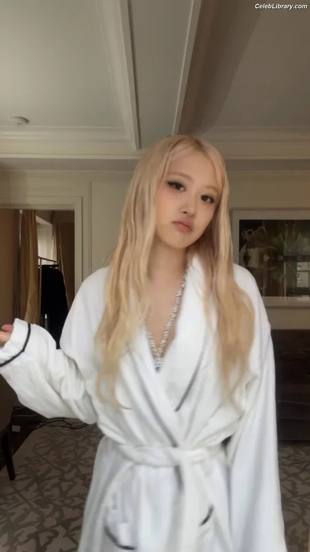 Rosé (BLACKPINK) photo 10 of 4338