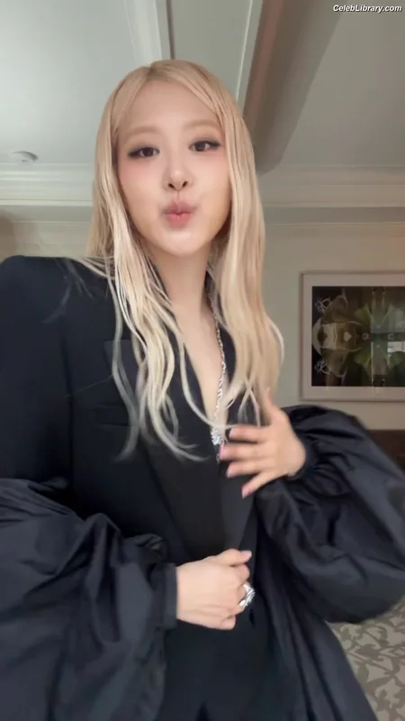 Rosé (BLACKPINK) photo 16 of 4338