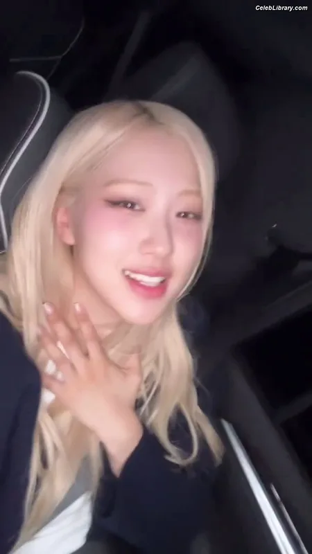 Rosé (BLACKPINK) photo 12 of 4338