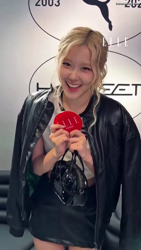 Rosé (BLACKPINK) photo 2 of 4338