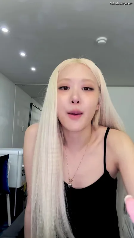 Rosé (BLACKPINK) photo 5 of 4338