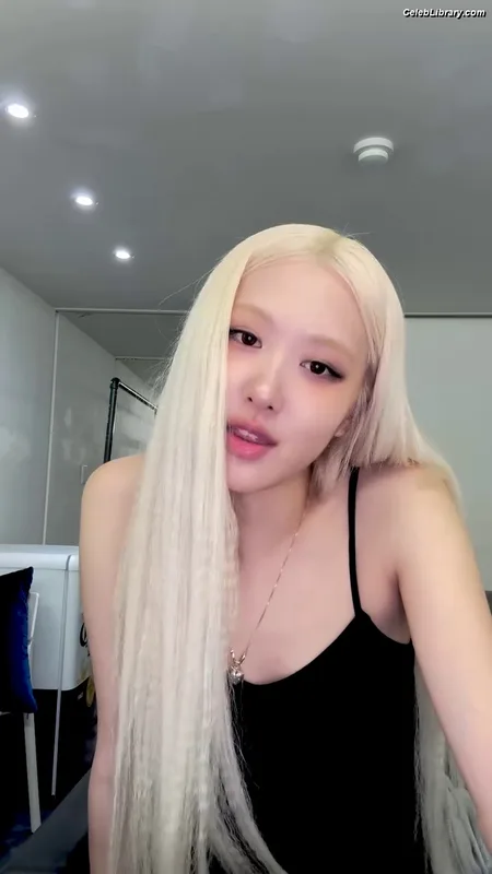 Rosé (BLACKPINK) photo 10 of 4338