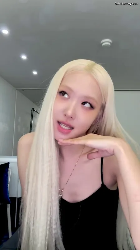 Rosé (BLACKPINK) photo 17 of 4338
