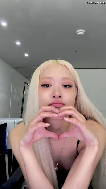 Rosé (BLACKPINK) photo 20 of 4338
