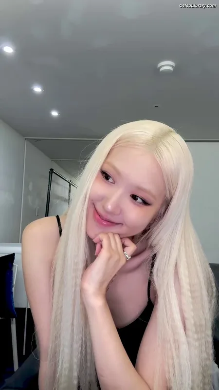 Rosé (BLACKPINK) photo 2 of 4338