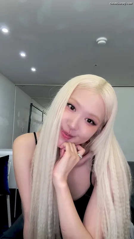 Rosé (BLACKPINK) photo 3 of 4338