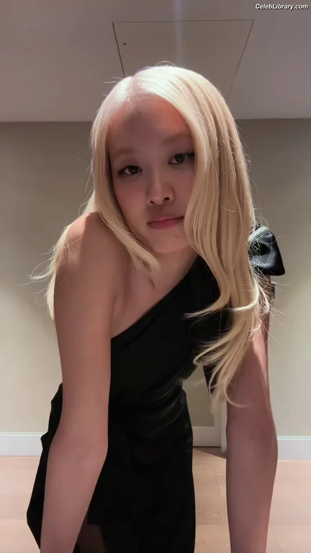 Rosé (BLACKPINK) photo 2 of 4338