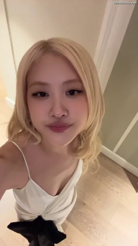 Rosé (BLACKPINK) photo 9 of 4338