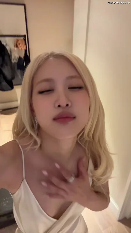 Rosé (BLACKPINK) photo 10 of 4338