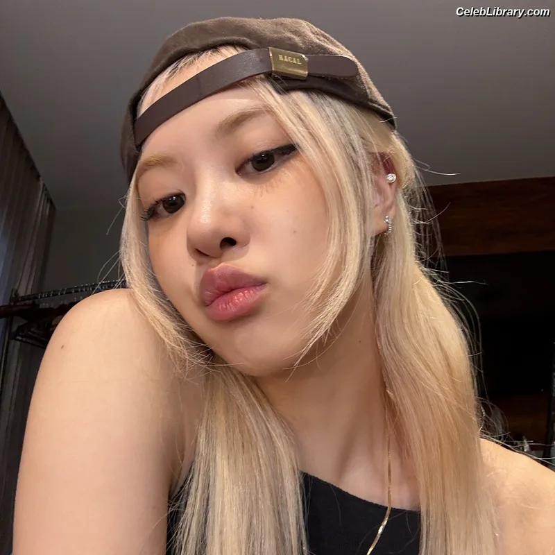 Rosé (BLACKPINK) photo 10 of 4338