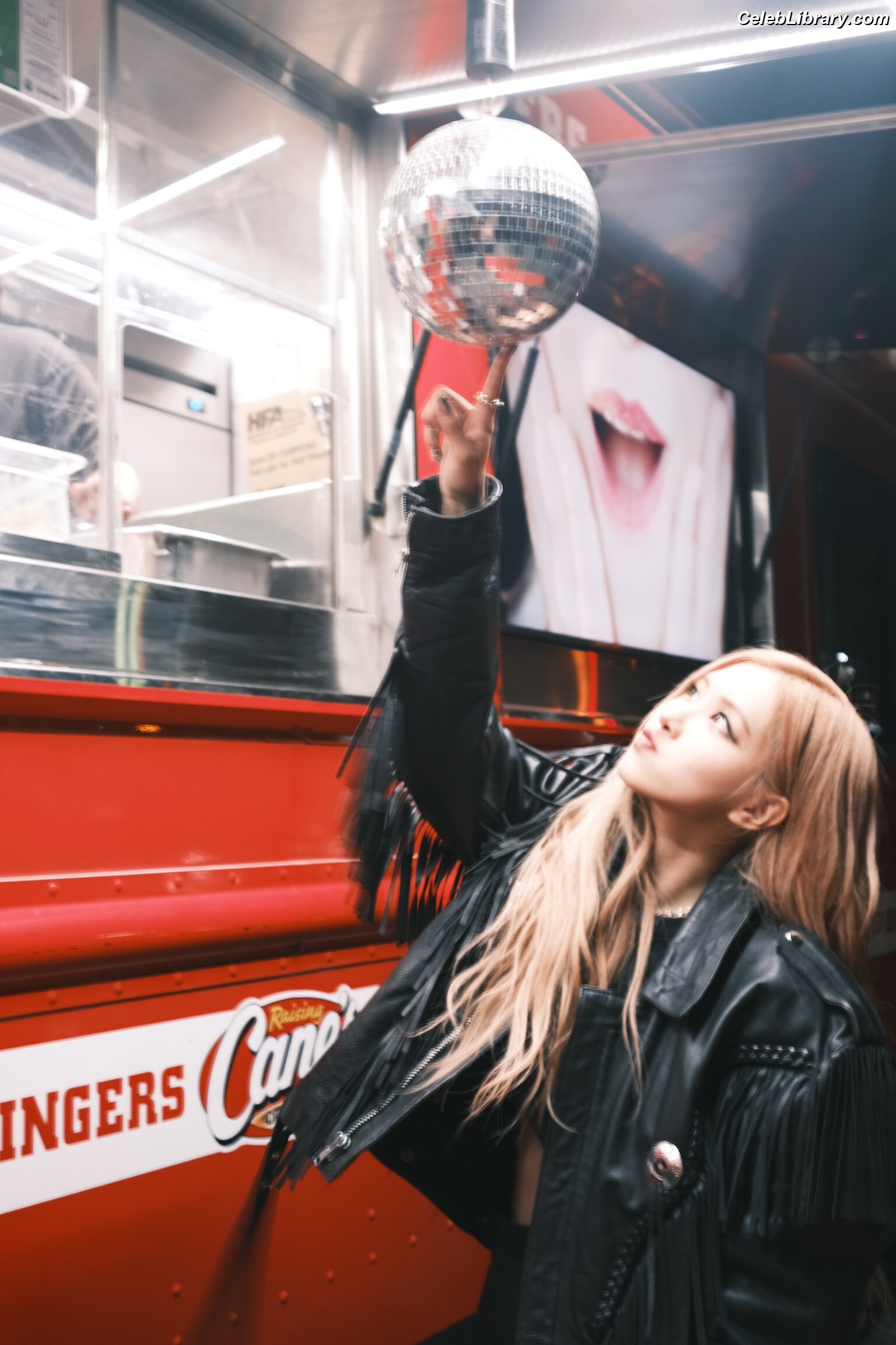 Rosé (BLACKPINK) photo 9 of 4338