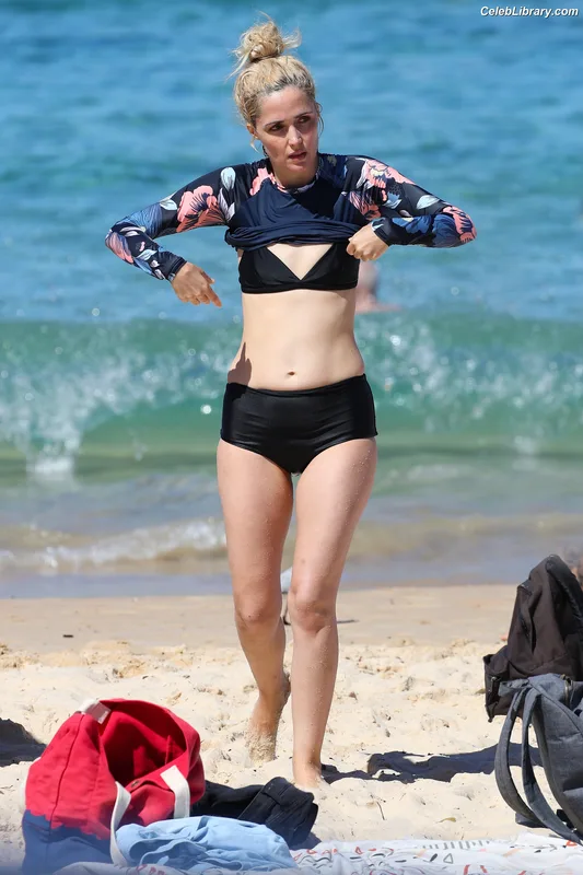 Rose Byrne photo 10 of 435