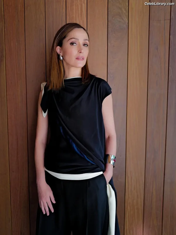 Rose Byrne photo 1 of 435