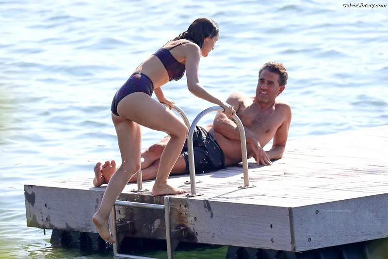 Rose Byrne photo 21 of 435