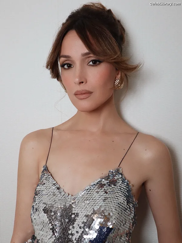 Rose Byrne photo 2 of 435