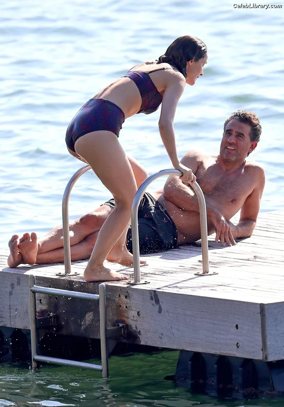 Rose Byrne photo 2 of 435