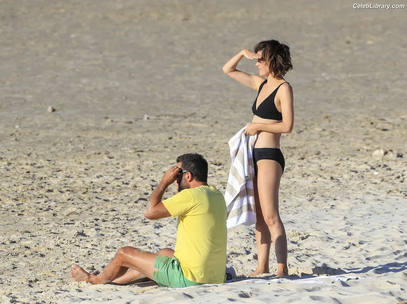 Rose Byrne photo 17 of 435